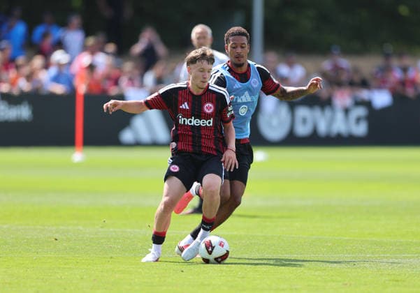 13.07.2026, Fussball Training, Eintracht Frankfurt, v.l., Niko Ilicevic (Eintracht Frankfurt), Jeremiah Maluze (Eintracht Frankfurt) DFL DFB REGULATIONS PROHIBIT ANY USE OF PHOTOGRAPHS AS IMAGE SEQUENCES AND OR QUASI-VIDEO. xdcx *** July 13, 2026, Soccer practice, Eintracht Frankfurt, from left: Niko Ilicevic (Eintracht Frankfurt), Jeremiah Maluze (Eintracht Frankfurt). DFL and DFB regulations prohibit any use of photographs as image sequences and or quasi-video. xdcx Copyright: HMBxMedia Claus