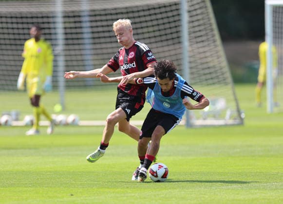 13.07.2026, Fussball Training, Eintracht Frankfurt, v.l., Oscar Hojlund (Eintracht Frankfurt), Ebu Bekir Is (Eintracht Frankfurt) DFL DFB REGULATIONS PROHIBIT ANY USE OF PHOTOGRAPHS AS IMAGE SEQUENCES AND OR QUASI-VIDEO. xdcx *** July 13, 2026, Soccer practice, Eintracht Frankfurt, from left: Oscar Hojlund (Eintracht Frankfurt), Ebu Bekir (Eintracht Frankfurt). DFL and DFB regulations prohibit any use of photographs as image sequences and or quasi-video. xdcx Copyright: HMBxMedia Claus