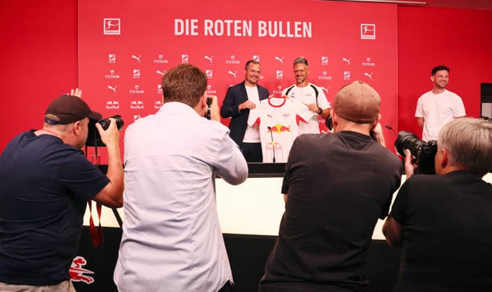 RB Leipzig Ð Pressekonferenz Bundesliga Leipzig, 13.07.2026, Red Bull Akademie, Fussball, 1.Bundesliga, RB Leipzig , Pressekonferenz , Vorstellung des neuen Trainers Chefcoaches Martin Demichelis , Im Bild: Marcel Schäfer (RB Geschäftsführer , Trainer Martin Demichelis , Nur zur redaktionellen Nutzung. Only editorial use. , *** RB Leipzig – Bundesliga Press Conference, Leipzig, July 13, 2026, Red Bull Academy, Soccer, Bundesliga 1, RB Leipzig, Press Conference, Introduction of the new head coach Martin Demichelis, Pictured: Marcel Schäfer, RB Managing Director of Sports, Coach Martin Demichelis, For editorial use only, Picture Point