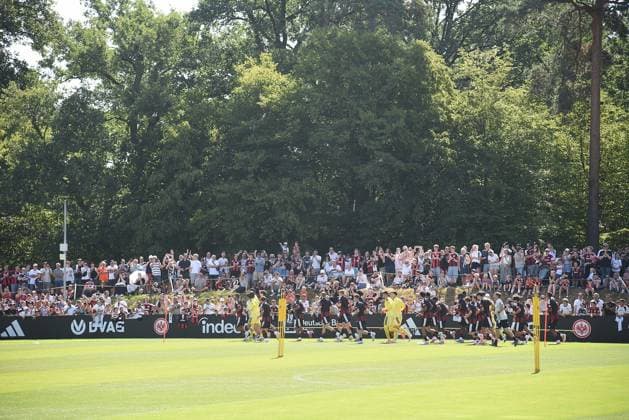 13.07.2026 xhpx Frankfurt am Main, Deutsche Bank Park Bundesliga Saison 2025 2026 Eintracht Frankfurt TraininG warmlaufen der Mannschaft vor einer großen Fankulisse DFL DFB REGULATIONS PROHIBIT ANY USE OF PHOTOGRAPHS AS IMAGE SEQUENCES AND OR QUASI-VIDEO. *** July 13, 2026 xhpx Frankfurt am Main, Deutsche Bank Park, Bundesliga Season 2025–2026, Eintracht Frankfurt Training: The team warming up in front of a large crowd of fans. DFL and DFB regulations prohibit any use of photographs as image sequences and or quasi-video.