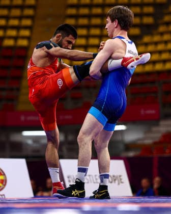 U20 European Championships 61kg FS - Usman Indirbaev (RUS) df. Jamal Abbasov (AZE) *** U20 European Championships, 61 kg Freestyle: Usman Indirbaev (RUS) defeated Jamal Abbasov (AZE) Copyright: xJakexKirkmanx xUnitedxWorldxWrestlingx Jake Kirkman United World Wrestling