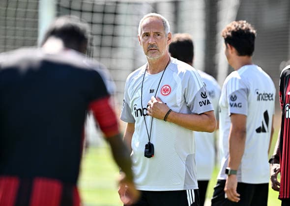13.07.2026, xfux, Fussball 1.Bundesliga, Eintracht Frankfurt - Trainingsstart Saison 2026 2027, v.l. Trainer Adolf Adi Hütter Huetter (Eintracht Frankfurt) zautz (DFL DFB REGULATIONS PROHIBIT ANY USE OF PHOTOGRAPHS as IMAGE SEQUENCES and or QUASI-VIDEO) Frankfurt am Main *** July 13, 2026, xfux, Soccer, Bundesliga 1, Eintracht Frankfurt Starts Training for the 2026–2027 Season, from left: Coach Adolf Adi Hütter, Eintracht Frankfurt. Note: DFL and DFB regulations prohibit any use of photographs as image sequences and or quasi-video. Frankfurt am Main