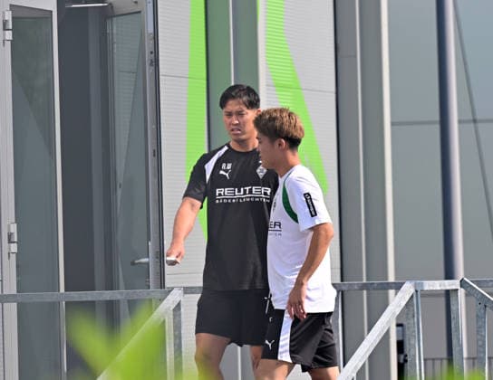13.07.2026; Moenchengladbach; Fussball, Herren, Saison 2026 2027, Training Borussia Moenchengladbach Neuzugang Zento Uno (Gladbach, re.) mit Dolmetscher Atsushi Wiki, li. DFL regulations prohibit any use of photographs as image sequences and or quasi-video. ista-Borussia-Park NRW Deutschland *** July 13, 2026, Mönchengladbach Soccer, Men s, 2026–2027 season, Borussia Mönchengladbach training session: New signing Zento Uno Gladbach, right, with interpreter Atsushi Wiki, left. DFL regulations prohibit any use of photographs as image sequences and or quasi-video content at Borussia Park, NRW, Germany