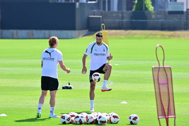 13.07.2026; Moenchengladbach; Fussball, Herren, Saison 2026 2027, Training Borussia Moenchengladbach Tim Kleindienst (Gladbach, re.) mit Yukhym Konoplia (Gladbach, li.) DFL regulations prohibit any use of photographs as image sequences and or quasi-video. ista-Borussia-Park NRW Deutschland *** July 13, 2026, Mönchengladbach Soccer, Men s, 2026–2027 season, Borussia Mönchengladbach training session: Tim Kleindienst (Gladbach, right) with Yukhym Konoplia (Gladbach, left). DFL regulations prohibit any use of photographs as image sequences and or quasi-video content at Borussia Park, NRW, Germany