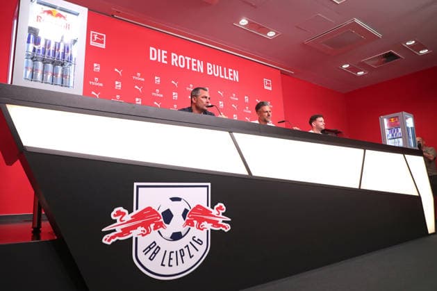RB Leipzig: PK mit neuem Cheftrainer Martin Demichelis, 13.07.2026 +Marcel Schäfer (Geschäftsführer RB Leipzig links), Martin Demichelis (Chef-Trainer, RB Leipzig mitte). Fußball-Bundesliga, Saison 2026 2027: Pressekonferenz zur Präsentation des neuen Cheftrainers von RB Leipzig am 13.07.2026 im RB-Trainingszentrum am Cottaweg. *** RB Leipzig press conference with new head coach Martin Demichelis, July 13, 2026; Marcel Schäfer, sporting director, RB Leipzig (left), Martin Demichelis, Head Coach, RB Leipzig (center), Bundesliga, 2026–2027 season. Press conference to introduce RB Leipzig’s new head coach on July 13, 2026, at the RB Training Center on Cottaweg Copyright: xBEAUTIFULxSPORTS JanxKaeferx