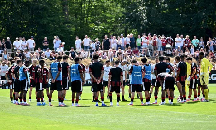 13.07.2026, xfux, Fussball 1.Bundesliga, Eintracht Frankfurt - Trainingsstart Saison 2026 2027, v.l. Trainer Adolf Adi Hütter Huetter (Eintracht Frankfurt) zautz und Spieler von Eintracht Frankfurt im Mannschaftskreis (DFL DFB REGULATIONS PROHIBIT ANY USE OF PHOTOGRAPHS as IMAGE SEQUENCES and or QUASI-VIDEO) Frankfurt am Main *** July 13, 2026, xfux, Soccer, Bundesliga 1, Eintracht Frankfurt Starts Training for the 2026–2027 Season, From left: Coach Adolf Adi Hütter of Eintracht Frankfurt and Eintracht Frankfurt players in a team huddle. DFL and DFB regulations prohibit any use of photographs as image sequences and or quasi-video. Frankfurt am Main