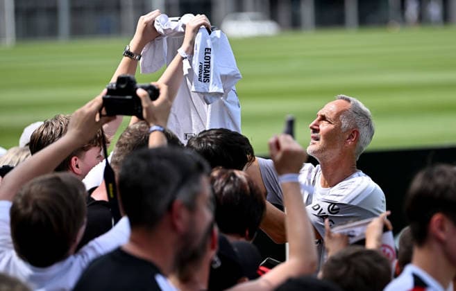 13.07.2026, xfux, Fussball 1.Bundesliga, Eintracht Frankfurt - Trainingsstart Saison 2026 2027, v.l. Trainer Adolf Adi Hütter Huetter (Eintracht Frankfurt) zautz schreibt Autogramme für fuer die Fans (DFL DFB REGULATIONS PROHIBIT ANY USE OF PHOTOGRAPHS as IMAGE SEQUENCES and or QUASI-VIDEO) Frankfurt am Main *** July 13, 2026, xfux, Soccer, Bundesliga 1, Eintracht Frankfurt Starts Training for the 2026–2027 Season, From left: Coach Adolf Adi Hütter of Eintracht Frankfurt is currently signing autographs for fans. DFL and DFB regulations prohibit any use of photographs as image sequences and or quasi-video. Frankfurt am Main