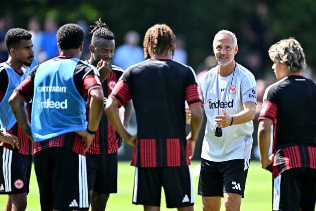 13.07.2026, xfux, Fussball 1.Bundesliga, Eintracht Frankfurt - Trainingsstart Saison 2026 2027, v.l. Trainer Adolf Adi Hütter Huetter (Eintracht Frankfurt) zautz gibt Anweisungen, gestikuliert, mit den Armen gestikulieren gives instructions, gesticulate, gesticolando zu Spieler von Eintracht Frankfurt (DFL DFB REGULATIONS PROHIBIT ANY USE OF PHOTOGRAPHS as IMAGE SEQUENCES and or QUASI-VIDEO) Frankfurt am Main *** July 13, 2026, xfux, Soccer, Bundesliga 1, Eintracht Frankfurt Start of Training for the 2026–2027 Season, from left: Coach Adolf Adi Hütter of Eintracht Frankfurt gives instructions, gesticulates, waves his arms, gesticulates, gesticolando to Eintracht Frankfurt players. DFL and DFB regulations prohibit any use of photographs as image sequences and or quasi-video. Frankfurt am Main