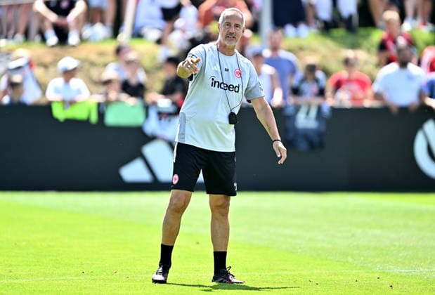 13.07.2026, xfux, Fussball 1.Bundesliga, Eintracht Frankfurt - Trainingsstart Saison 2026 2027, v.l. Trainer Adolf Adi Hütter Huetter (Eintracht Frankfurt) zautz gibt Anweisungen, gestikuliert, mit den Armen gestikulieren gives instructions, gesticulate, gesticolando. (DFL DFB REGULATIONS PROHIBIT ANY USE OF PHOTOGRAPHS as IMAGE SEQUENCES and or QUASI-VIDEO) Frankfurt am Main *** July 13, 2026, xfux, Soccer, Bundesliga 1, Eintracht Frankfurt Starts Training for the 2026–2027 Season, from left: Coach Adolf Adi Hütter of Eintracht Frankfurt gives instructions, gesticulates, waves his arms, gesticulate, gesticolando DFL DFB REGULATIONS PROHIBIT ANY USE OF PHOTOGRAPHS as IMAGE SEQUENCES and or QUASI-VIDEO Frankfurt am Main