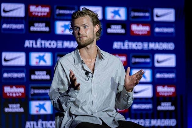 Morten Hjulmand unveiling as new player of Atletico de Madrid Morten Hjulmand poses for a photo showing the club shirt during his unveiling as new player of Atletico de Madrid at Estadio Riyadh Air Metropolitano on July 13, 2026 in Madrid, Spain. Madrid Estadio Riyadh Air Metropolitano Madrid Spain Copyright: xAlbertoxGardinx AGardin_20260713_Foot_Atl_Morten Hjulmand_0039