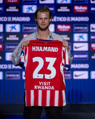 Morten Hjulmand unveiling as new player of Atletico de Madrid Morten Hjulmand poses for a photo showing the club shirt during his unveiling as new player of Atletico de Madrid at Estadio Riyadh Air Metropolitano on July 13, 2026 in Madrid, Spain. Madrid Estadio Riyadh Air Metropolitano Madrid Spain Copyright: xAlbertoxGardinx AGardin_20260713_Foot_Atl_Morten Hjulmand_0088