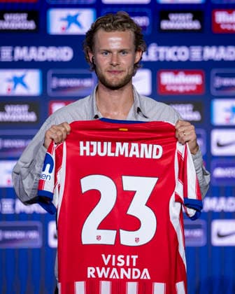 Morten Hjulmand unveiling as new player of Atletico de Madrid Morten Hjulmand poses for a photo showing the club shirt during his unveiling as new player of Atletico de Madrid at Estadio Riyadh Air Metropolitano on July 13, 2026 in Madrid, Spain. Madrid Estadio Riyadh Air Metropolitano Madrid Spain Copyright: xAlbertoxGardinx AGardin_20260713_Foot_Atl_Morten Hjulmand_0090