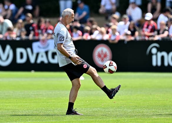 13.07.2026, xfux, Fussball 1.Bundesliga, Eintracht Frankfurt - Trainingsstart Saison 2026 2027, v.l. Trainer Adolf Adi Hütter Huetter (Eintracht Frankfurt) zautz (DFL DFB REGULATIONS PROHIBIT ANY USE OF PHOTOGRAPHS as IMAGE SEQUENCES and or QUASI-VIDEO) Frankfurt am Main *** July 13, 2026, xfux, Soccer, Bundesliga 1, Eintracht Frankfurt Starts Training for the 2026–2027 Season, from left: Coach Adolf Adi Hütter, Eintracht Frankfurt. Note: DFL and DFB regulations prohibit any use of photographs as image sequences and or quasi-video. Frankfurt am Main