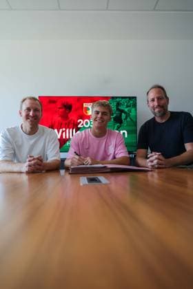 13.07.2026, GER, Fussball, Herren, FC Augsburg, Bundesliga, Unterschrift, Trainer, FCA, Hennes Behrens, Neuzugang Hennes Behrens mit FCA-Sportdirektor Benni Weber (l.) und FCA-Geschäftsführer Michael Ströll (r.) Augsburg *** July 13, 2026, GER, Soccer, Men s, FC Augsburg, Bundesliga, Signing, Coach, FCA, Hennes Behrens, New signing Hennes Behrens with FCA Sports Director Benni Weber (left) and FCA Managing Director Michael Ströll (right), Augsburg