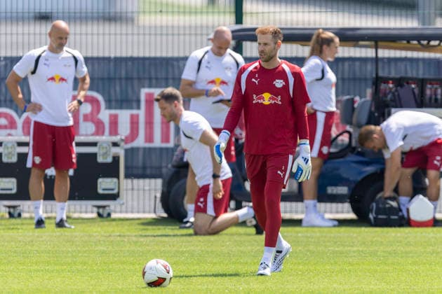 GER, Leipzig, Fussball, Pressekonferenz, Trainingsstart, medienoeffentliches Training im Bild v.l.: Peter Gulacsi (RB Leipzig 01), 13.07.2026, RB Leipzig Trainingsakademie Cottaweg Leipzig DFL DFB REGULATIONS PROHIBIT ANY USE OF PHOTOGRAPHS AS IMAGE SEQUENCES AND OR QUASI-VIDEO, *** GER, Leipzig, Soccer, Press Conference, Start of Training, Open Training Session (Photo, from left: Peter Gulacsi, RB Leipzig 01, July 13, 2026), RB Leipzig Training Academy, Cottaweg, Leipzig; DFL and DFB regulations prohibit any use of photographs as image sequences and or quasi-video, Copyright: HMBxMedia PaulxFritz