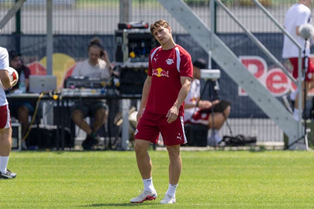 GER, Leipzig, Fussball, Pressekonferenz, Trainingsstart, medienoeffentliches Training im Bild v.l.: Willi Orban (RB Leipzig 04), 13.07.2026, RB Leipzig Trainingsakademie Cottaweg Leipzig DFL DFB REGULATIONS PROHIBIT ANY USE OF PHOTOGRAPHS AS IMAGE SEQUENCES AND OR QUASI-VIDEO, *** GER, Leipzig, Soccer, Press Conference, Start of Training, Open-to-the-Media Training Session (Pictured, from left: Willi Orban, RB Leipzig 04), July 13, 2026, RB Leipzig Training Academy, Cottaweg, Leipzig; DFL, DFB regulations prohibit any use of photographs as image sequences and or quasi-video, Copyright: HMBxMedia PaulxFritz