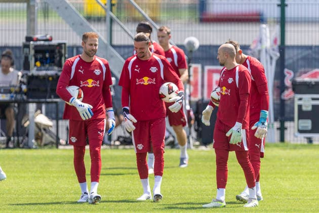 GER, Leipzig, Fussball, Pressekonferenz, Trainingsstart, medienoeffentliches Training im Bild v.l.: Torwartteam Peter Gulacsi (RB Leipzig 01), Maarten Vandevoordt (RB Leipzig 26), Leopold Zingerle (RB Leipzig 25), Emotion , lachend , unterhalten sich 13.07.2026, RB Leipzig Trainingsakademie Cottaweg Leipzig DFL DFB REGULATIONS PROHIBIT ANY USE OF PHOTOGRAPHS AS IMAGE SEQUENCES AND OR QUASI-VIDEO, *** GER, Leipzig, Soccer, Press Conference, Start of Training, Media-Open Training Session (Pictured, from left): Goalkeeper Peter Gulacsi, RB Leipzig 01; Maarten Vandevoordt, RB Leipzig 26; Leopold Zingerle (RB Leipzig 25), emotion, laughing, chatting, July 13, 2026, RB Leipzig Training Academy, Cottaweg, Leipzig. DFL and DFB regulations prohibit any use of photographs as image sequences and or quasi-video, Copyright: HMBxMedia PaulxFritz