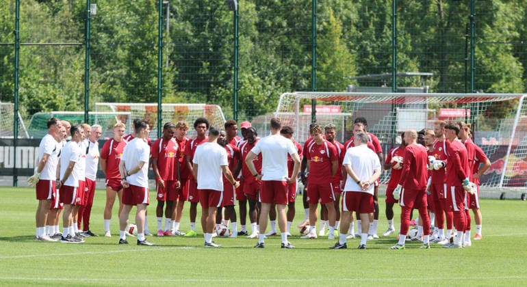 RB Leipzig Ð Trainingsstart Bundesliga Leipzig, 13.07.2026, Red Bull Akademie, Fussball, 1.Bundesliga, RB Leipzig , Pressekonferenz , Auftaktraining für die neue Spielzeit 2026 2027 , Im Bild: Spielerkreis mit Trainer Martin Demichelis , Nur zur redaktionellen Nutzung. Only editorial use. , *** RB Leipzig – Start of Bundesliga Training, Leipzig, July 13, 2026, Red Bull Academy, Soccer, Bundesliga 1, RB Leipzig, Press Conference, First training session for the new 2026–2027 season, Pictured: Players gathered with coach Martin Demichelis, For editorial use only, Picture Point
