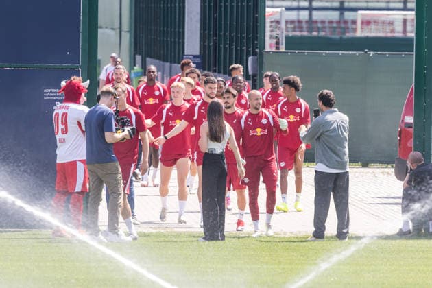 13.07.2026, GER, Öffentliches Training, Saison 2026 2027), RB Leipzig Das Team von RB Leipzig betritt das Trainingsgelände *** July 13, 2026, GER, Open Practice, 2026–2027 Season, RB Leipzig The RB Leipzig team enters the training facility nordphotoxGmbHx xTrienitz nph00051