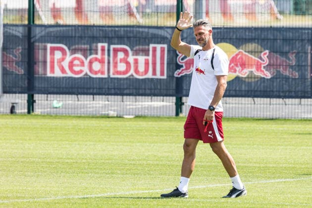 13.07.2026, GER, Öffentliches Training, Saison 2026 2027), RB Leipzig Martin Demichelis (Coach RB Leipzig) grüßt die Fans *** July 13, 2026, GER, Open Practice, 2026–2027 Season, RB Leipzig: Martin Demichelis, RB Leipzig coach, greets the fans nordphotoxGmbHx xTrienitz nph00051