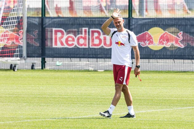 13.07.2026, GER, Öffentliches Training, Saison 2026 2027), RB Leipzig Martin Demichelis (Coach RB Leipzig) grüßt die Fans *** July 13, 2026, GER, Open Practice, 2026–2027 Season, RB Leipzig: Martin Demichelis, RB Leipzig coach, greets the fans nordphotoxGmbHx xTrienitz nph00051