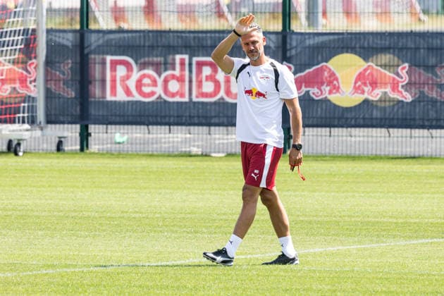 13.07.2026, GER, Öffentliches Training, Saison 2026 2027), RB Leipzig Martin Demichelis (Coach RB Leipzig) grüßt die Fans *** July 13, 2026, GER, Open Practice, 2026–2027 Season, RB Leipzig: Martin Demichelis, RB Leipzig coach, greets the fans nordphotoxGmbHx xTrienitz nph00051