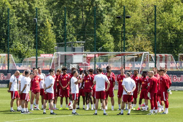 13.07.2026, GER, Öffentliches Training, Saison 2026 2027), RB Leipzig Martin Demichelis (Coach RB Leipzig) spricht mit seiner Mannschaft *** July 13, 2026, GER, Open Practice, 2026–2027 Season, RB Leipzig: Martin Demichelis, coach of RB Leipzig, speaks with his team nordphotoxGmbHx xTrienitz nph00051