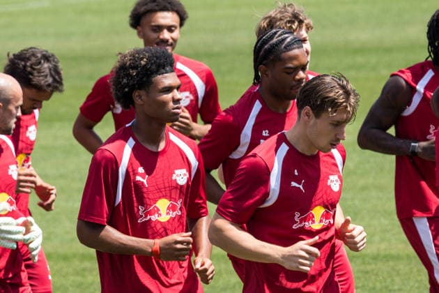 13.07.2026, GER, Öffentliches Training, Saison 2026 2027), RB Leipzig Samba KonatÃ Samba Konate (RB Leipzig 45), Willi Orban Willi Orban (RB Leipzig 4) *** July 13, 2026, GER, Open Practice, 2026–2027 Season, RB Leipzig Samba KonatÃ Samba Konate RB Leipzig 45, Willi Orban Willi Orban RB Leipzig 4 nordphotoxGmbHx xTrienitz nph00051