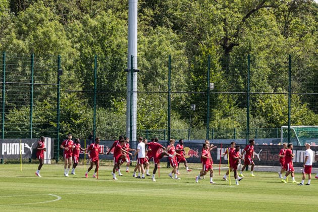 13.07.2026, GER, Öffentliches Training, Saison 2026 2027), RB Leipzig Das Team von RB Leipzig bei der Erwärmung *** July 13, 2026, GER, Open Practice, 2026–2027 Season, RB Leipzig The RB Leipzig team warming up nordphotoxGmbHx xTrienitz nph00051