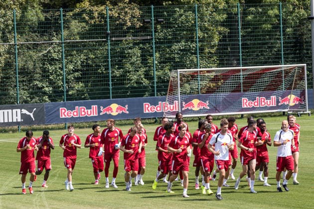 13.07.2026, GER, Öffentliches Training, Saison 2026 2027), RB Leipzig Das Team von RB Leipzig bei der Erwärmung *** July 13, 2026, GER, Open Practice, 2026–2027 Season, RB Leipzig The RB Leipzig team warming up nordphotoxGmbHx xTrienitz nph00051