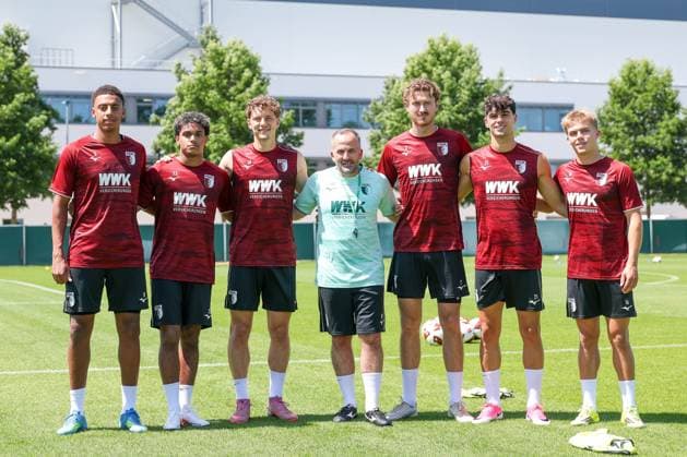 Neuzugaenge beim FC Augsburg, Sima Suso, Faik Sakar, Yannik Keitel, Chef-Trainer Manuel Baum (FC Augsburg), Calvin Brackelmann, Rodrigo Ribeiro, Hennes Behrens, Training FC Augsburg, Fussball, 1. Bundesliga, Saison 2026 27, 13.07.2026 Augsburg Bayern Deutschland *** New signings for FC Augsburg: Sima Suso, Faik Sakar, Yannik Keitel, Head Coach Manuel Baum, FC Augsburg, Calvin Brackelmann, Rodrigo Ribeiro, Hennes Behrens, FC Augsburg Training, Soccer, Bundesliga 1, 2026–27 Season, July 13, 2026, Augsburg, Bavaria, Germany Copyright: xkolbert-press ChristianxKolbertx
