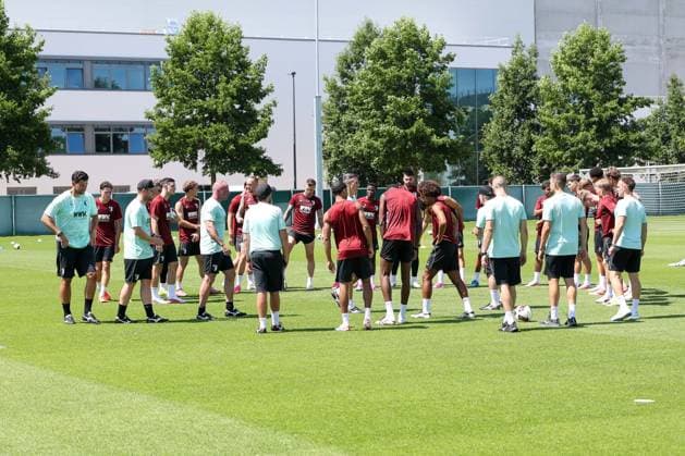 Auftakt, die Mannschaft mit dem Trainerteam stehen zusammen, Training FC Augsburg, Fussball, 1. Bundesliga, Saison 2026 27, 13.07.2026 Augsburg Bayern Deutschland *** Kickoff: The team and coaching staff stand together; FC Augsburg training; soccer; Bundesliga 1; 2026–27 season; July 13, 2026; Augsburg, Bavaria, Germany Copyright: xkolbert-press ChristianxKolbertx