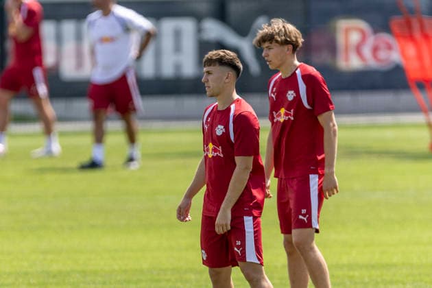 GER, Leipzig, Fussball, Pressekonferenz, Trainingsstart, medienoeffentliches Training im Bild v.l.: Brajan Gruda (RB Leipzig 10), 13.07.2026, RB Leipzig Trainingsakademie Cottaweg Leipzig DFL DFB REGULATIONS PROHIBIT ANY USE OF PHOTOGRAPHS AS IMAGE SEQUENCES AND OR QUASI-VIDEO, *** GER, Leipzig, Soccer, Press Conference, Start of Training, Media-Open Training Session (Pictured, from left: Brajan Gruda, RB Leipzig 10, July 13, 2026), RB Leipzig Training Academy, Cottaweg, Leipzig; DFL and DFB regulations prohibit any use of photographs as image sequences and or quasi-video, Copyright: HMBxMedia PaulxFritz