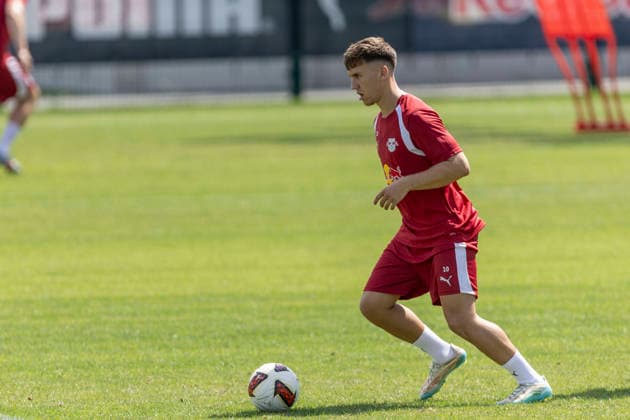 GER, Leipzig, Fussball, Pressekonferenz, Trainingsstart, medienoeffentliches Training im Bild v.l.: Brajan Gruda (RB Leipzig 10), 13.07.2026, RB Leipzig Trainingsakademie Cottaweg Leipzig DFL DFB REGULATIONS PROHIBIT ANY USE OF PHOTOGRAPHS AS IMAGE SEQUENCES AND OR QUASI-VIDEO, *** GER, Leipzig, Soccer, Press Conference, Start of Training, Media-Open Training Session (Pictured, from left: Brajan Gruda, RB Leipzig 10, July 13, 2026), RB Leipzig Training Academy, Cottaweg, Leipzig; DFL and DFB regulations prohibit any use of photographs as image sequences and or quasi-video, Copyright: HMBxMedia PaulxFritz