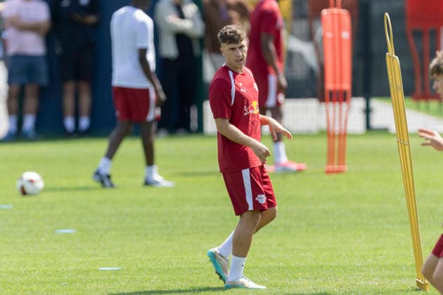 GER, Leipzig, Fussball, Pressekonferenz, Trainingsstart, medienoeffentliches Training im Bild v.l.: Brajan Gruda (RB Leipzig 10), 13.07.2026, RB Leipzig Trainingsakademie Cottaweg Leipzig DFL DFB REGULATIONS PROHIBIT ANY USE OF PHOTOGRAPHS AS IMAGE SEQUENCES AND OR QUASI-VIDEO, *** GER, Leipzig, Soccer, Press Conference, Start of Training, Media-Open Training Session (Pictured, from left: Brajan Gruda, RB Leipzig 10, July 13, 2026), RB Leipzig Training Academy, Cottaweg, Leipzig; DFL and DFB regulations prohibit any use of photographs as image sequences and or quasi-video, Copyright: HMBxMedia PaulxFritz