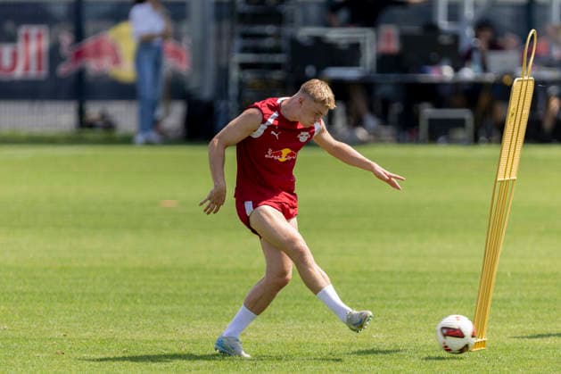 GER, Leipzig, Fussball, Pressekonferenz, Trainingsstart, medienoeffentliches Training im Bild v.l.: Conrad Harder (RB Leipzig 09), Aktion mit Ball 13.07.2026, RB Leipzig Trainingsakademie Cottaweg Leipzig DFL DFB REGULATIONS PROHIBIT ANY USE OF PHOTOGRAPHS AS IMAGE SEQUENCES AND OR QUASI-VIDEO, *** GER, Leipzig, Soccer, Press Conference, Start of Training, Media-Open Training Session (Pictured, from left): Conrad Harder, RB Leipzig 09, in action with the ball, July 13, 2026, RB Leipzig Training Academy, Cottaweg, Leipzig; DFL and DFB regulations prohibit any use of photographs as image sequences and or quasi-video, Copyright: HMBxMedia PaulxFritz
