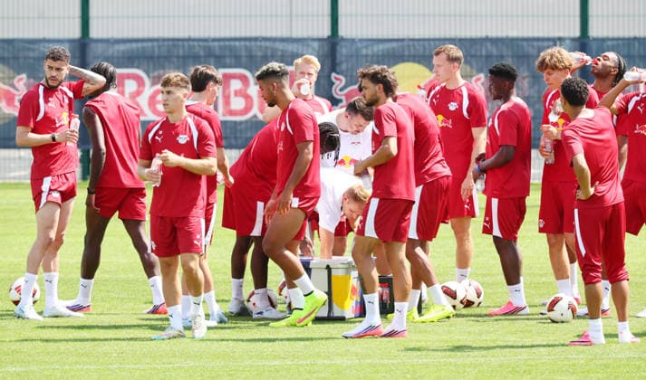RB Leipzig Ð Trainingsstart Bundesliga Leipzig, 13.07.2026, Red Bull Akademie, Fussball, 1.Bundesliga, RB Leipzig , Pressekonferenz , Auftaktraining für die neue Spielzeit 2026 2027 , Im Bild: Trinkpause , Nur zur redaktionellen Nutzung. Only editorial use. , *** RB Leipzig – Start of Bundesliga Training, Leipzig, July 13, 2026, Red Bull Academy, Soccer, Bundesliga 1, RB Leipzig, Press Conference, First Training Session for the New 2026–2027 Season, Pictured: Water Break, For EDITORIAL USE ONLY, Picture Point