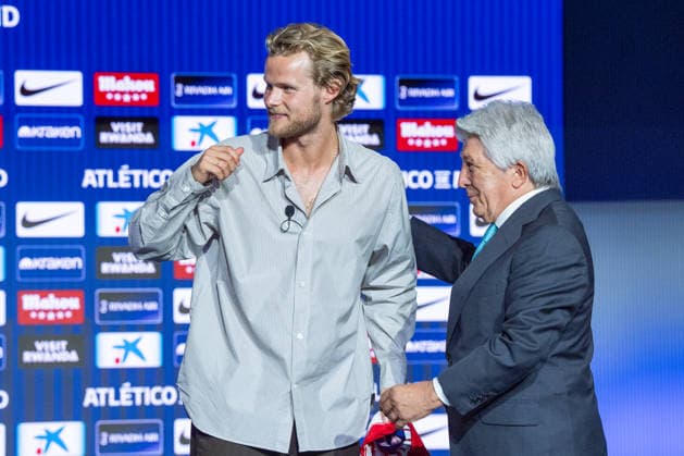 Atletico de Madrid s new player Morten Hjulmand (l) with the President Enrique Cerezo during his official presentation. July 13, 2026. (2026071343)