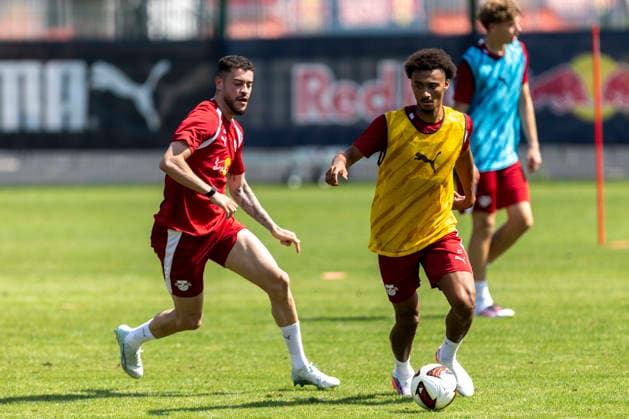 GER, Leipzig, Fussball, Pressekonferenz, Trainingsstart, medienoeffentliches Training im Bild v.l.: Romulo Cardoso (RB Leipzig 40), Tidiam Gomis (RB Leipzig 27), Zweikampf 13.07.2026, RB Leipzig Trainingsakademie Cottaweg Leipzig DFL DFB REGULATIONS PROHIBIT ANY USE OF PHOTOGRAPHS AS IMAGE SEQUENCES AND OR QUASI-VIDEO, *** GER, Leipzig, Soccer, Press Conference, Start of Training, Open Training Session (Pictured, from left): Romulo Cardoso (RB Leipzig 40), Tidiam Gomis (RB Leipzig 27), Tackle, July 13, 2026, RB Leipzig Training Academy, Cottaweg, Leipzig; DFL and DFB regulations prohibit any use of photographs as image sequences and or quasi-video, Copyright: HMBxMedia PaulxFritz
