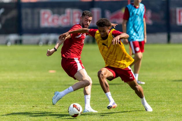 GER, Leipzig, Fussball, Pressekonferenz, Trainingsstart, medienoeffentliches Training im Bild v.l.: Romulo Cardoso (RB Leipzig 40), Tidiam Gomis (RB Leipzig 27), Zweikampf 13.07.2026, RB Leipzig Trainingsakademie Cottaweg Leipzig DFL DFB REGULATIONS PROHIBIT ANY USE OF PHOTOGRAPHS AS IMAGE SEQUENCES AND OR QUASI-VIDEO, *** GER, Leipzig, Soccer, Press Conference, Start of Training, Open Training Session (Pictured, from left): Romulo Cardoso (RB Leipzig 40), Tidiam Gomis (RB Leipzig 27), Tackle, July 13, 2026, RB Leipzig Training Academy, Cottaweg, Leipzig. DFL and DFB regulations prohibit any use of photographs as image sequences and or quasi-video, Copyright: HMBxMedia PaulxFritz