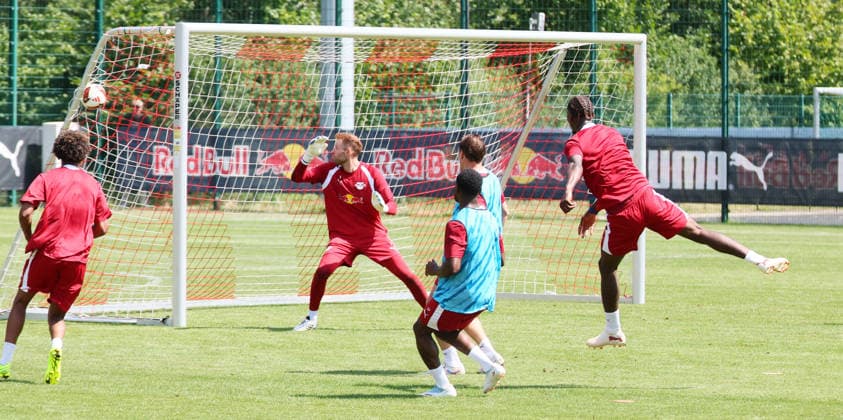 RB Leipzig Ð Trainingsstart Bundesliga Leipzig, 13.07.2026, Red Bull Akademie, Fussball, 1.Bundesliga, RB Leipzig , Pressekonferenz , Auftaktraining für die neue Spielzeit 2026 2027 , Im Bild: Ezechiel Banzuzi beim Torschuß. , Nur zur redaktionellen Nutzung. Only editorial use. , *** RB Leipzig – Start of Bundesliga Training, Leipzig, July 13, 2026, Red Bull Academy, Soccer, Bundesliga 1, RB Leipzig, Press Conference, First training session for the new 2026–2027 season, Pictured: Ezechiel Banzuzi taking a shot on goal, For editorial use only, Picture Point