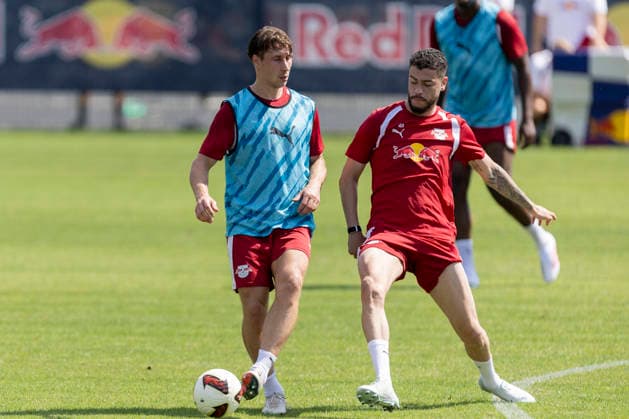 GER, Leipzig, Fussball, Pressekonferenz, Trainingsstart, medienoeffentliches Training im Bild v.l.: Willi Orban (RB Leipzig 04), Romulo Cardoso (RB Leipzig 40), Zweikampf 13.07.2026, RB Leipzig Trainingsakademie Cottaweg Leipzig DFL DFB REGULATIONS PROHIBIT ANY USE OF PHOTOGRAPHS AS IMAGE SEQUENCES AND OR QUASI-VIDEO, *** GER, Leipzig, Soccer, Press Conference, Start of Training, Open-to-the-Media Training Session (Pictured, from left): Willi Orban (RB Leipzig 04), Romulo Cardoso (RB Leipzig 40), Tackle, July 13, 2026, RB Leipzig Training Academy, Cottaweg, Leipzig; DFL, DFB regulations prohibit any use of photographs as image sequences and or quasi-video, Copyright: HMBxMedia PaulxFritz