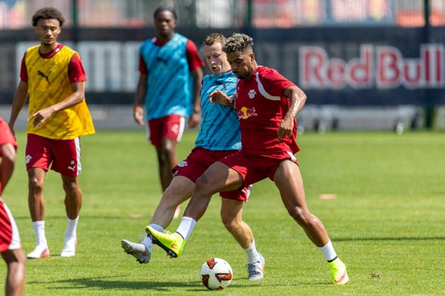 GER, Leipzig, Fussball, Pressekonferenz, Trainingsstart, medienoeffentliches Training im Bild v.l.: Lukas Klostermann (RB Leipzig 16), Benjamin Henrichs (RB Leipzig 39), Zweikampf 13.07.2026, RB Leipzig Trainingsakademie Cottaweg Leipzig DFL DFB REGULATIONS PROHIBIT ANY USE OF PHOTOGRAPHS AS IMAGE SEQUENCES AND OR QUASI-VIDEO, *** GER, Leipzig, Soccer, Press Conference, Start of Training, Open-to-the-Media Training Session (Pictured, from left): Lukas Klostermann (RB Leipzig 16), Benjamin Henrichs (RB Leipzig 39), Tackle, July 13, 2026, RB Leipzig Training Academy, Cottaweg, Leipzig; DFL and DFB regulations prohibit any use of photographs as image sequences and or quasi-video, Copyright: HMBxMedia PaulxFritz