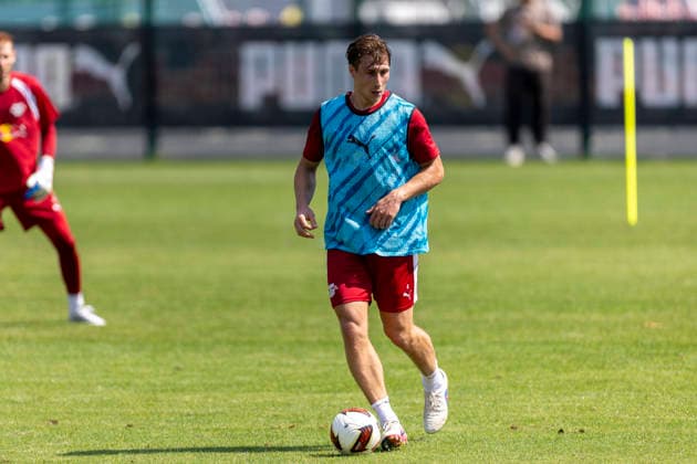 GER, Leipzig, Fussball, Pressekonferenz, Trainingsstart, medienoeffentliches Training im Bild v.l.: Willi Orban (RB Leipzig 04), Aktion mit Ball 13.07.2026, RB Leipzig Trainingsakademie Cottaweg Leipzig DFL DFB REGULATIONS PROHIBIT ANY USE OF PHOTOGRAPHS AS IMAGE SEQUENCES AND OR QUASI-VIDEO, *** GER, Leipzig, Soccer, Press Conference, Start of Training, Media-Open Training Session (pictured, from left): Willi Orban, RB Leipzig 04, in action with the ball, July 13, 2026, RB Leipzig Training Academy, Cottaweg, Leipzig; DFL, DFB regulations prohibit any use of photographs as image sequences and or quasi-video, Copyright: HMBxMedia PaulxFritz