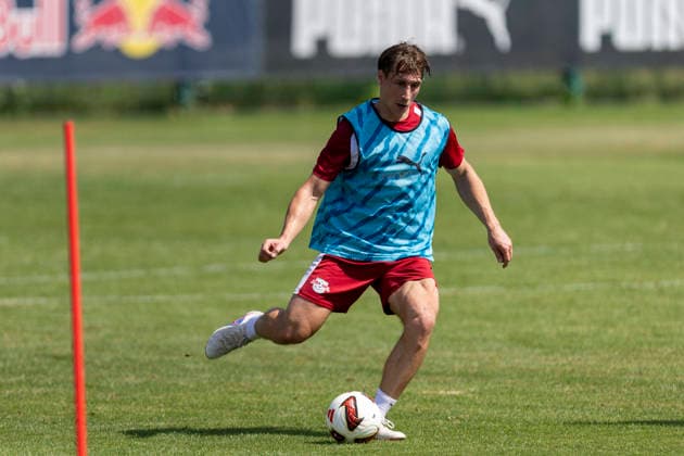 GER, Leipzig, Fussball, Pressekonferenz, Trainingsstart, medienoeffentliches Training im Bild v.l.: Willi Orban (RB Leipzig 04), Aktion mit Ball 13.07.2026, RB Leipzig Trainingsakademie Cottaweg Leipzig DFL DFB REGULATIONS PROHIBIT ANY USE OF PHOTOGRAPHS AS IMAGE SEQUENCES AND OR QUASI-VIDEO, *** GER, Leipzig, Soccer, Press Conference, Start of Training, Media-Open Training Session (pictured, from left): Willi Orban, RB Leipzig 04, in action with the ball, July 13, 2026, RB Leipzig Training Academy, Cottaweg, Leipzig; DFL and DFB regulations prohibit any use of photographs as image sequences and or quasi-video, Copyright: HMBxMedia PaulxFritz