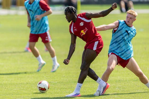 GER, Leipzig, Fussball, Pressekonferenz, Trainingsstart, medienoeffentliches Training im Bild v.l.: Castello Lukeba (RB Leipzig 23), Conrad Harder (RB Leipzig 09), Zweikampf 13.07.2026, RB Leipzig Trainingsakademie Cottaweg Leipzig DFL DFB REGULATIONS PROHIBIT ANY USE OF PHOTOGRAPHS AS IMAGE SEQUENCES AND OR QUASI-VIDEO, *** GER, Leipzig, Soccer, Press Conference, Start of Training, Media-Open Training in Pictures (from left): Castello Lukeba (RB Leipzig 23), Conrad Harder (RB Leipzig 09), Tackle, July 13, 2026, RB Leipzig Training Academy, Cottaweg, Leipzig; DFL and DFB regulations prohibit any use of photographs as image sequences and or quasi-video, Copyright: HMBxMedia PaulxFritz