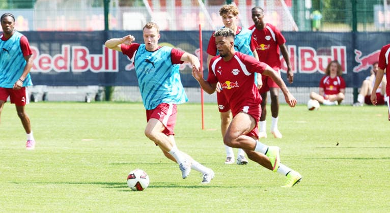 RB Leipzig Ð Trainingsstart Bundesliga Leipzig, 13.07.2026, Red Bull Akademie, Fussball, 1.Bundesliga, RB Leipzig , Pressekonferenz , Auftaktraining für die neue Spielzeit 2026 2027 , Im Bild: Lukas Klostermann, Benjamin Henrichs , Nur zur redaktionellen Nutzung. Only editorial use. , *** RB Leipzig – Start of Bundesliga Training, Leipzig, July 13, 2026, Red Bull Academy, Soccer, Bundesliga 1, RB Leipzig, Press Conference, First training session for the new 2026–2027 season, Pictured: Lukas Klostermann, Benjamin Henrichs, For editorial use only, Picture Point
