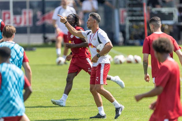GER, Leipzig, Fussball, Pressekonferenz, Trainingsstart, medienoeffentliches Training im Bild v.l.: Martin Demichelis (Cheftrainer RB Leipzig), mit taktischer Geste, Fingerzeig 13.07.2026, RB Leipzig Trainingsakademie Cottaweg Leipzig DFL DFB REGULATIONS PROHIBIT ANY USE OF PHOTOGRAPHS AS IMAGE SEQUENCES AND OR QUASI-VIDEO, *** GER, Leipzig, Soccer, Press Conference, Start of Training, Open-to-the-Media Training Session (pictured, from left): Martin Demichelis, Head Coach of RB Leipzig, making a tactical gesture, pointing his finger, July 13, 2026, RB Leipzig Training Academy, Cottaweg, Leipzig. DFL and DFB regulations prohibit any use of photographs as image sequences and or quasi-video, Copyright: HMBxMedia PaulxFritz
