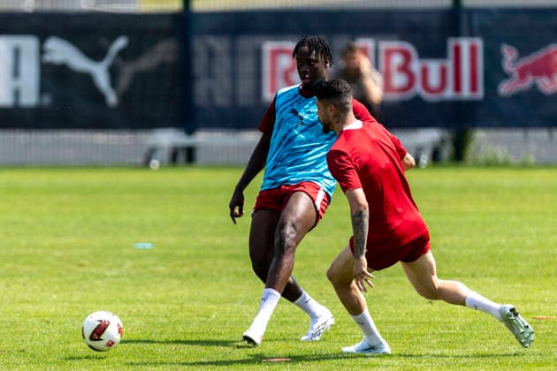 GER, Leipzig, Fussball, Pressekonferenz, Trainingsstart, medienoeffentliches Training im Bild v.l.: El Chadaille Bitshiabu (RB Leipzig 05), Aktion mit Ball 13.07.2026, RB Leipzig Trainingsakademie Cottaweg Leipzig DFL DFB REGULATIONS PROHIBIT ANY USE OF PHOTOGRAPHS AS IMAGE SEQUENCES AND OR QUASI-VIDEO, *** GER, Leipzig, Soccer, Press Conference, Start of Training, Media-Open Training Session (Pictured, from left): El Chadaille, Bitshiabu, RB Leipzig 05, Action with the Ball, July 13, 2026, RB Leipzig Training Academy, Cottaweg, Leipzig; DFL, DFB regulations prohibit any use of photographs as image sequences and or quasi-video, Copyright: HMBxMedia PaulxFritz