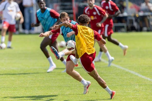 GER, Leipzig, Fussball, Pressekonferenz, Trainingsstart, medienoeffentliches Training im Bild v.l.: Willi Orban (RB Leipzig 04), Tidiam Gomis (RB Leipzig 27), Zweikampf 13.07.2026, RB Leipzig Trainingsakademie Cottaweg Leipzig DFL DFB REGULATIONS PROHIBIT ANY USE OF PHOTOGRAPHS AS IMAGE SEQUENCES AND OR QUASI-VIDEO, *** GER, Leipzig, Soccer, Press Conference, Start of Training, Open Training Session (Pictured, from left): Willi Orban (RB Leipzig 04), Tidiam Gomis (RB Leipzig 27), Tackle, July 13, 2026, RB Leipzig Training Academy, Cottaweg, Leipzig; DFL, DFB regulations prohibit any use of photographs as image sequences and or quasi-video, Copyright: HMBxMedia PaulxFritz